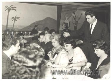 Χριστίνα Τζάθα, Μαρία Χαιρογιώργου και Μίκης Θεοδωράκης σε ταβέρνα.