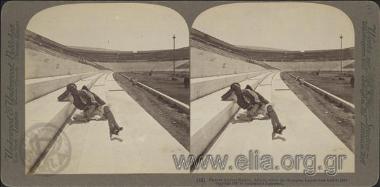 Ο γραφικός τύπος της Παλιάς Αθήνας «Μερακλής» (Δημήτριος Στεργιόπουλος) και φύλακας των μαρμάρων του Ολυμπίου Διός και του Ζαππείου, στις κερκίδες του Παναθηναϊκού Σταδίου.