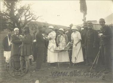 Βαλκανικοί πόλεμοι. Αδελφές νοσοκόμες μοιράζουν ρόφημα σε στρατιώτες στο ύπαιθρο.