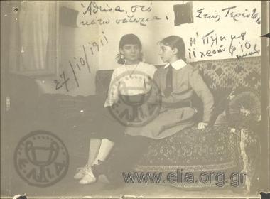 Δύο κορίτσια στον καναπέ.