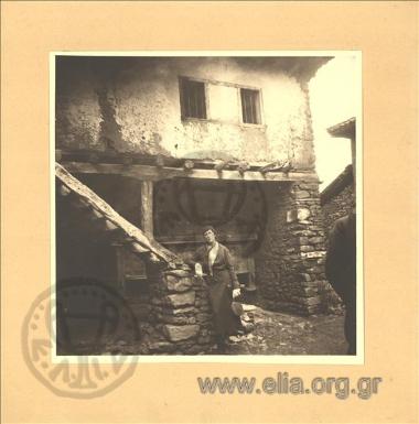 Επίσκεψη σε πέτρινο σπίτι.