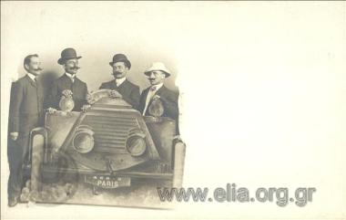 Ο έμπορος Δημήτριος Παπακυριακόπουλος (αριστερά) και τρεις άνδρες.