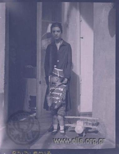 Πορτραίτο γυναίκας με αγόρι μεταμφιεσμένο σε στρατιωτάκι με παιγνίδια.