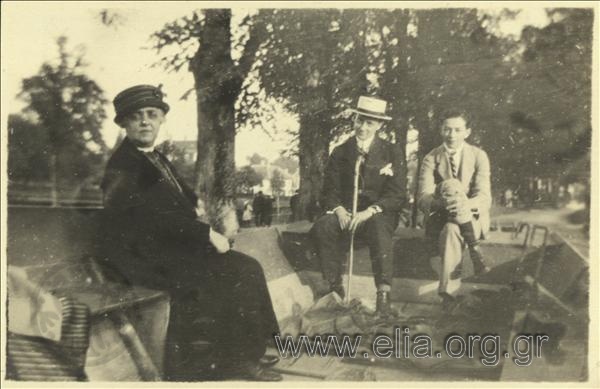 Δύο νεαροί άνδρες και μία από τις θείες του Νικολάου Τομπάζη σε πάρκο.