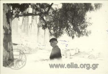 Μία από τις θείες του Νικολάου Τομπάζη σε αρχαιολογικό χώρο.