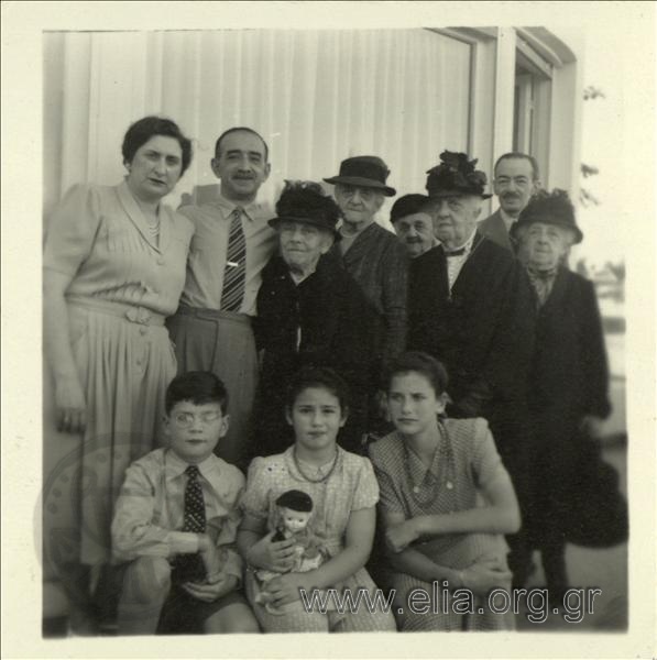 Οικογενειακό πορτραίτο, η οικογένεια του Νικολάου Τομπάζη.