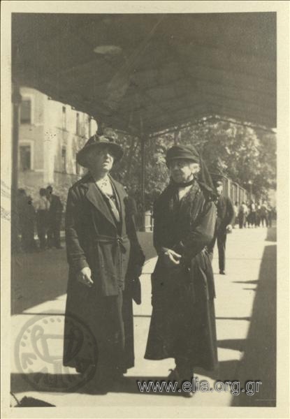 Δύο από τις θείες του Νικολάου Τομπάζη σε σιδηροδρομικό σταθμό.