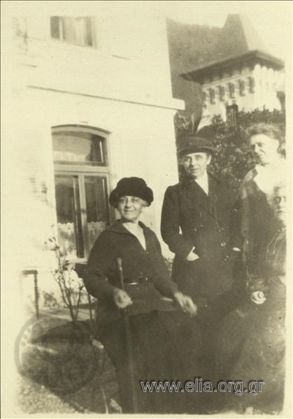 Δύο από τις θείες του Νικολάου Τομπάζη και δύο γυναίκες σε κήπο.