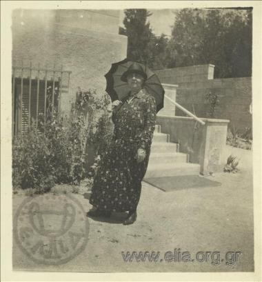Μία από τις θείες του Νικόλαου Τομπάζη σε κήπο.