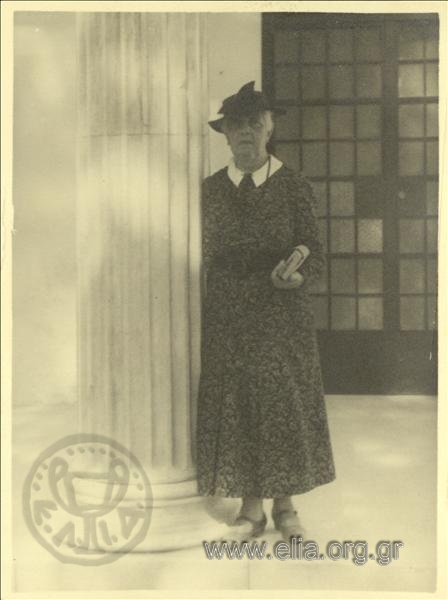 Μία από τις θείες του Νικολάου Τομπάζη στην είσοδο κτιρίου.
