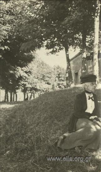 Μία από τις θείες του Νικολάου Τομπάζη σε δάσος.