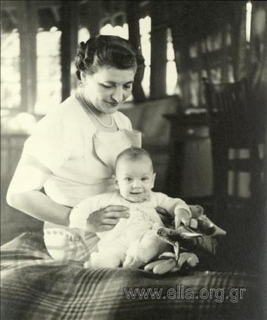 Η Δέσποινα Τομπάζη με το γιό της, Αλέξανδρο, μωρό.