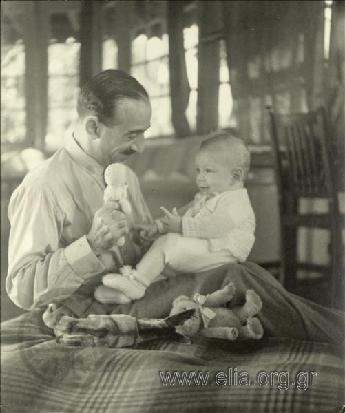 Ο Νικόλαος Τομπάζης με το γιό του, Αλέξανδρο, μωρό.