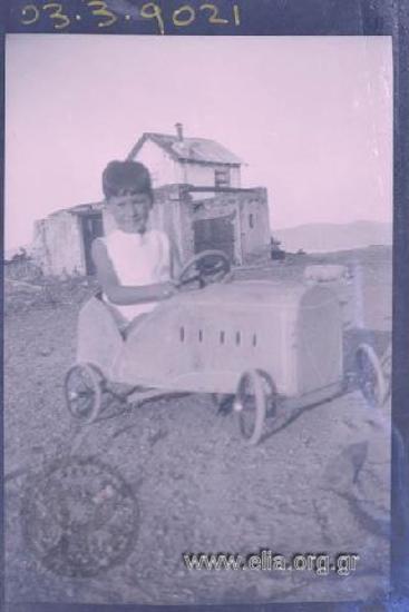 Αγόρι μέσα σε αυτοκίνητο παιχνίδι.