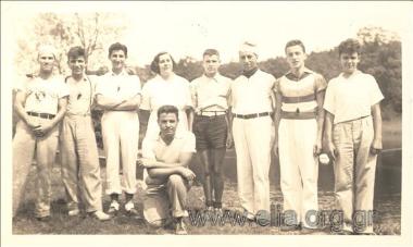 Πορτραίτο αρχηγών σε κατασκήνωση αγοριών.