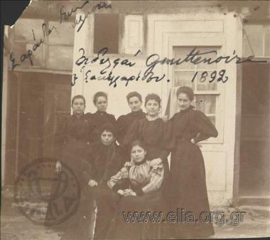 Ομαδικό πορτραίτο γυναικών μπροστά σε κατοικία.