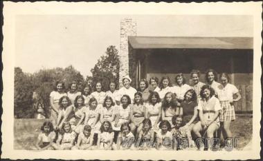 Πορτραίτο κοριτσιών της Ελληνικής κατασκήνωσης Ολυμπιάδων.