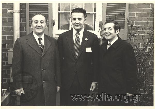 Ο γερουσιαστής Πωλ Σαρμπάνης (στο κέντρο), με τον διευθυντή του γραφείου του Παναγιώτη Μαρούδα (δεξιά) και τον Μίμη Τσίντολα.