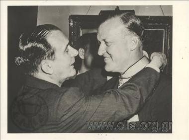 Απονομή Σταυρού του Ταξιάρχου του Φοίνικα από τον Έλληνα Πρεσβευτή των Ηνωμένων Πολιτειών Αθανάσιο Πολίτη στον κυβερνήτη της Πολιτείας Μαίρυλαντ, Μακ Κέλντιν.