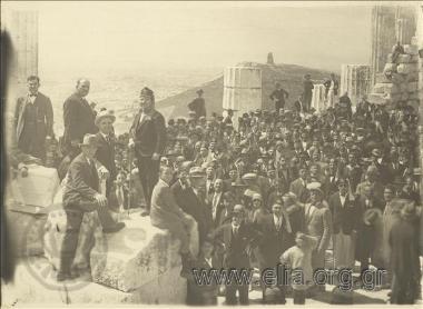 The members of the AHEPA association with the archaeologist Nikolaos Kyparissis on the Acropolis .