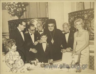 Ο αρχιεπίσκοπος Ιάκωβος και ο Γρηγόρης Κασιμάτης σε επίσημο δείπνο της ελληνικής ομογένειας.