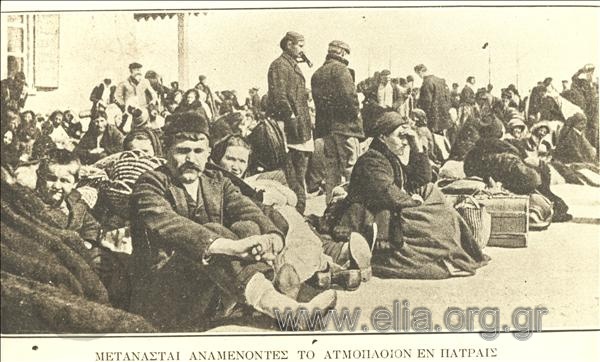 Μετανάστες αναμένοντας το πλοίο στο λιμάνι της Πάτρας.