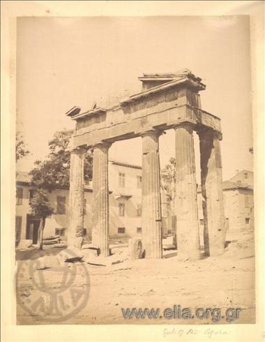 Η Πύλη της Αθηνάς Αρχηγέτιδος στη Ρωμαϊκή αγορά.