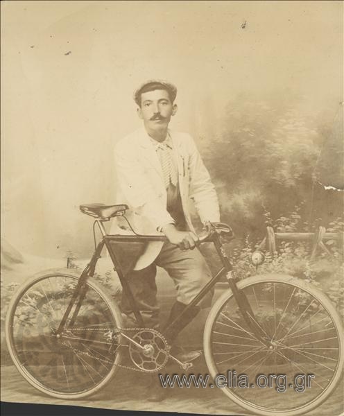 Πορτραίτο άνδρα σε σκηνικό με ποδήλατο.
