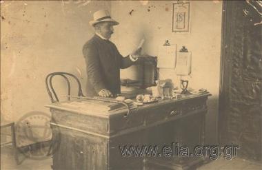 Πορτραίτο άνδρα σε γραφείο.