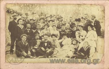 Πορτραίτο συντροφιάς σε κήπο. Διακρίνονται κάποια επιφανή μέλη του φιλολογικού Συλλόγου Παρνασσός.Το ζεύγος των επίτιμων μελών, Κώστα και Μαρίας Καραπάνου το γένος Χρηστάκη Ζωγράφου, Μίκιος Λάμπρος γενικός γραμματέας του Συλλόγου και ένας από τους ιδρυτές του, Ιφικράτης Κοκίδης στρατιωτικός μηχανικός  με σχέδια του οποίου έγινε το κτίριο του Παρνασσού.