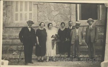 Πορτραίτο συντροφιάς σε δρόμο, μπροστά σε κτίριο.