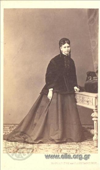 Πορτραίτο γυναίκας. Ολόσωμο, φορά κοντό πανωφόρι.