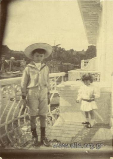 Η Nicky και ο Jacques σε βεράντα με θέα το Βόσπορο.