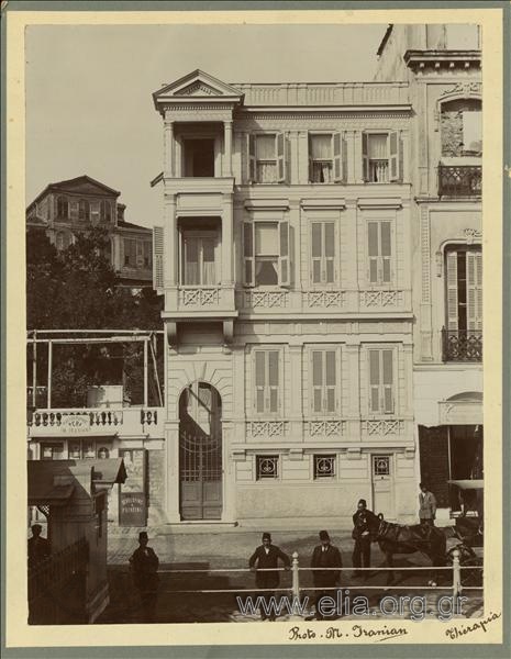 Πρόσοψη της κατοικίας Καρατζά.