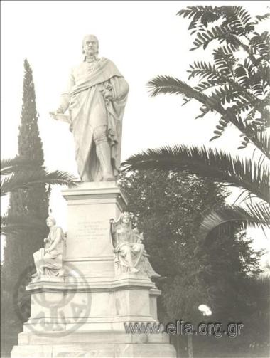 Το άγαλμα του Ιωάννη Βαρβάκη.