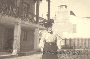 Πορτραίτο γυναίκας σε αυλή.