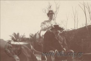 Γυναίκα και άνδρας σε κήπο.