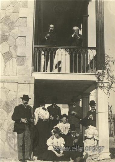 Ο Αλέξανδρος Κ. Βούρος και παρέα σε αυλή.