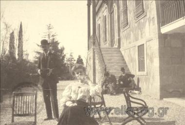 Ο Αλέξανδρος Κ. Βούρος και παρέα σε αυλή.