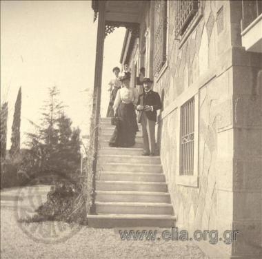 Άνδρες και γυναίκες στην εξωτερική σκάλα κατοικίας.