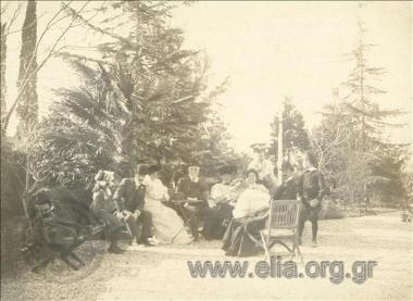 Ο Αλέξανδρος Κ. Βούρος και παρέα σε κήπο.