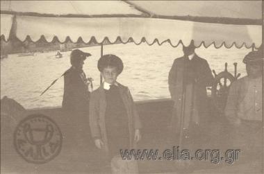 Αγόρι σε πλοιάριο.