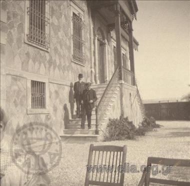 Δύο άνδρες στην εξωτερική σκάλα κατοικίας.