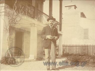 Άνδρας με φωτογραφική μηχανή σε αυλή.