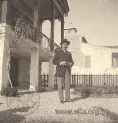 Άνδρας με φωτογραφική μηχανή σε κήπο.