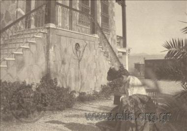 Γυναίκα, σε αυλή, τραβά φωτογραφία.