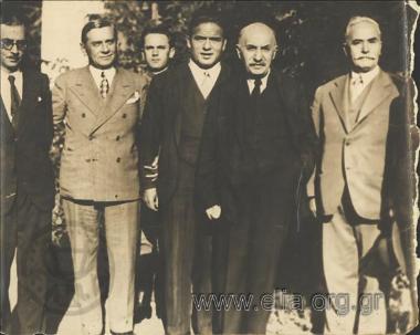 Ο πρωθυπουργός Παναγής Τσαλδάρης και (δίπλα του, αριστερά) ο Έλληνας παλαιστής Τζίμ Λόντος.