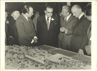 Ο Γρηγόρης Κασιμάτης συνομιλεί με τον Κωνσταντίνο Δοξιάδη, μπροστά σε μακέτα. Από τη διάλεξη του Βρετανού ιστορικού Άρνολντ Τόϋνμπυ στο Αθηναϊκό Τεχνολογικό Ινστιτούτο με  θέμα, 