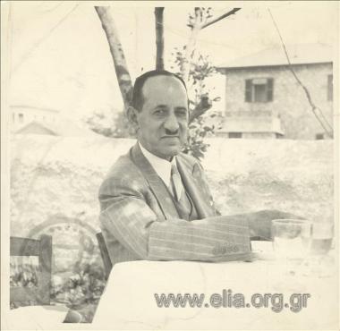 Ο Πρόδρομος Αθανασιάδης-Μποδοσάκης σε υπαίθριο καφενείο.