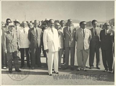 Ο βιομήχανος Πρόδρομος Αθανασιάδης-Μποδοσάκης και επίσημοι (Γρηγόρης Κασιμάτης, Παπαληγούρας) σε βιομηχανικό χώρο.